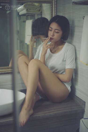 女人扒开自己的荫道流水